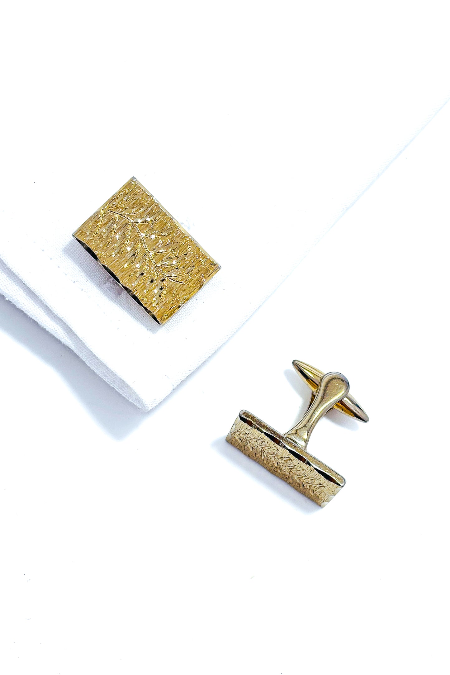 Stainless steel gold plated floral cufflinks.