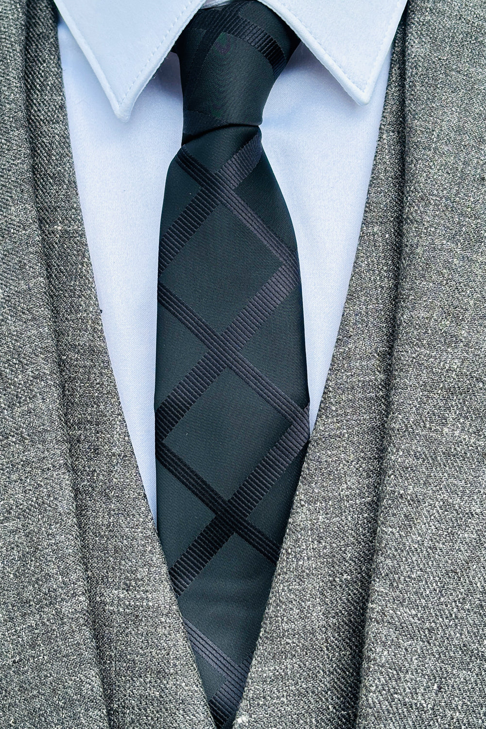 Black geometric slim 6cm tie.