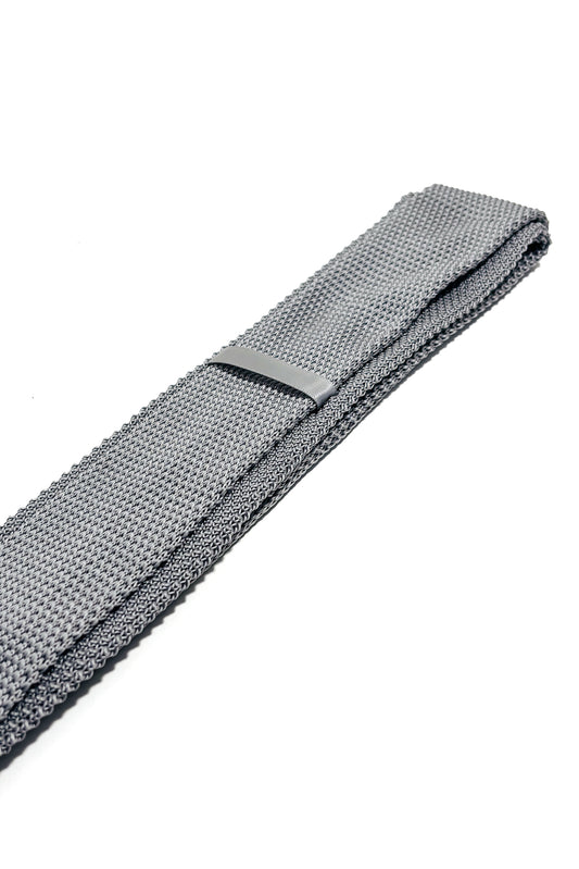 Light grey knitted 6cm tie.