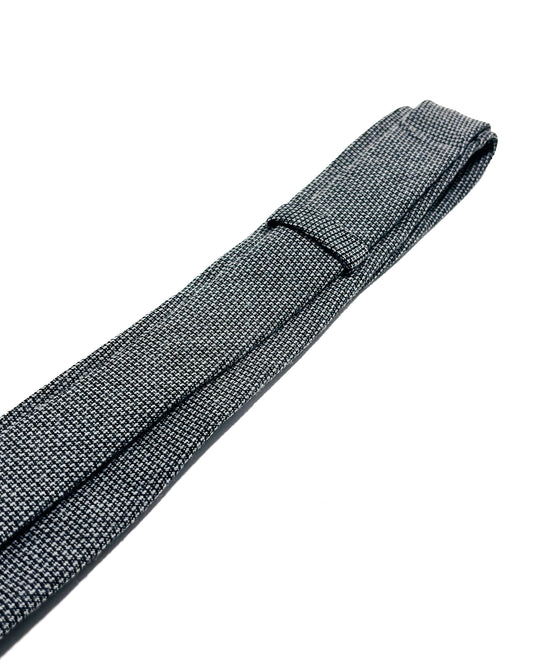 Slim 6cm light grey textured tie.
