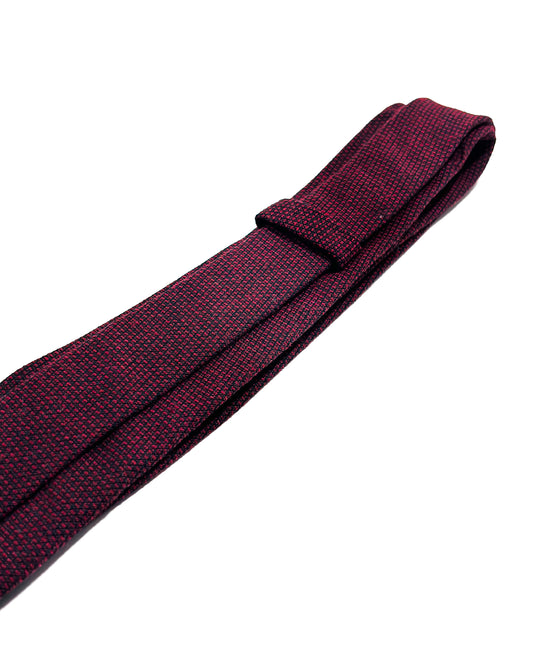 Slim 6cm maroon textured tie.